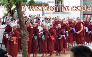 monaci in fila